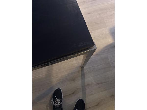 Ikea Torsby tafel, zwart blad met metalen onderstel