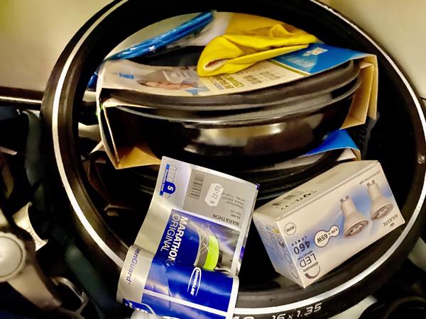 Rommelmarkt Spullen Kleding boxje BK Pannen + Fiets spullen