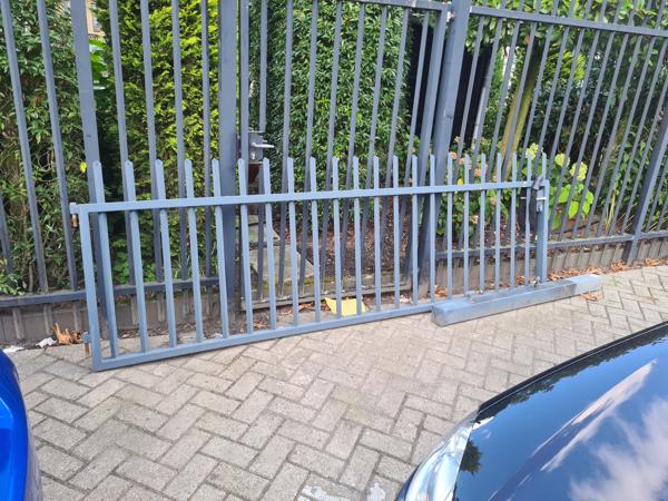 dubbele poort met schade circa 6m