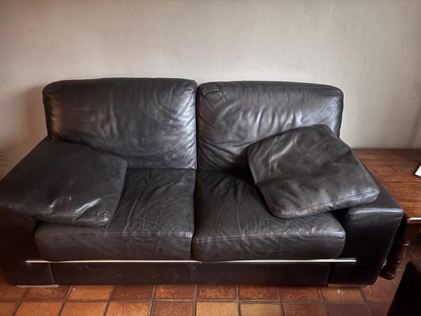 2 zwarte leren banken en stoel