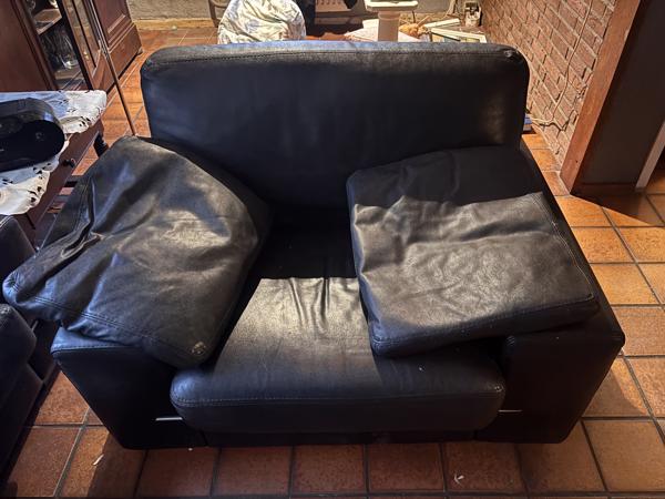 2 zwarte leren banken en stoel