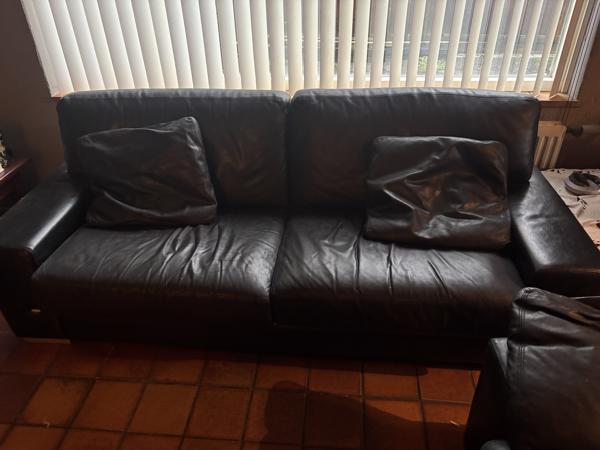 2 zwarte leren banken en stoel