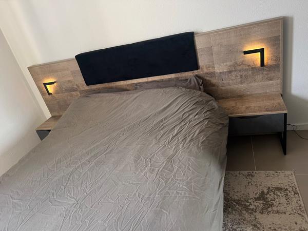 2 persoonbed hout met nachtkastjes en matras