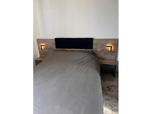 2 persoonbed hout met nachtkastjes en matras