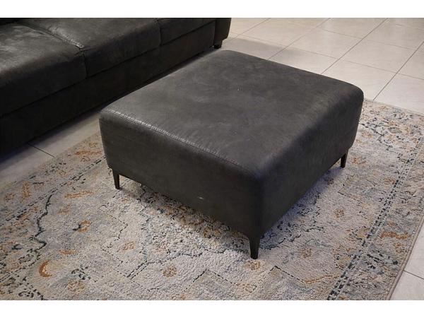 Bank + hocker, gebruikt, maar prima voor nog een ronde.