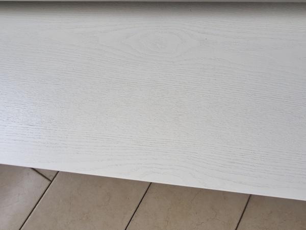 Witte salontafel, nu in gebruik als tv kast, aangeboden