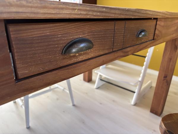 Houten tafel met lade