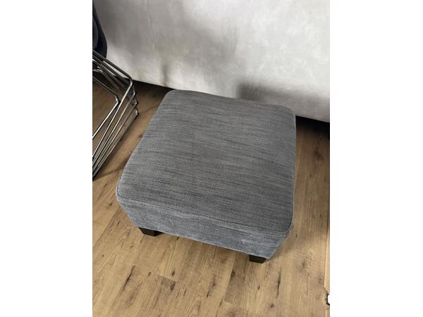 Gratis 2zits bank met hocker 6 eetkamerstoelen