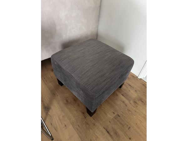 Gratis 2zits bank met hocker 6 eetkamerstoelen
