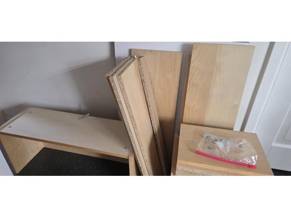 Billy boekenkast, deels gedemonteerd.