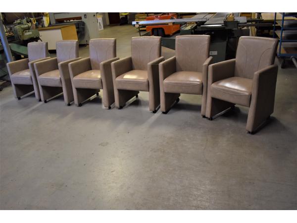 6 comfortabele eetkamerstoelen op wieltjes met handvat op de rugleuning, in taupe kleurig kunstleer, waarvan 4 met beschadigde bekleding