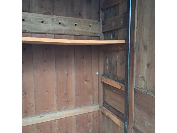 Vintage kast. Heeft buiten onder afdak gestaan. Is nog stevig.