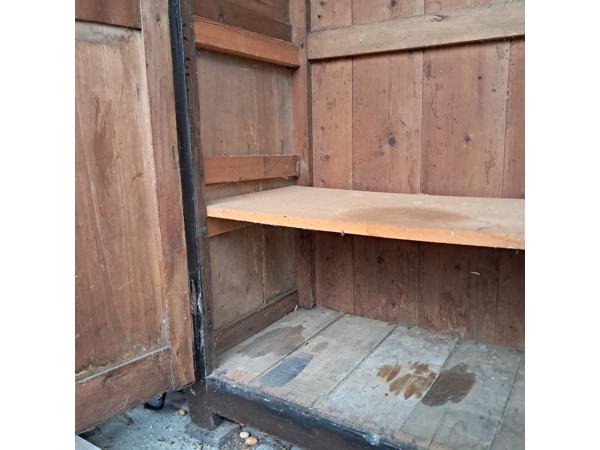 Vintage kast. Heeft buiten onder afdak gestaan. Is nog stevig.