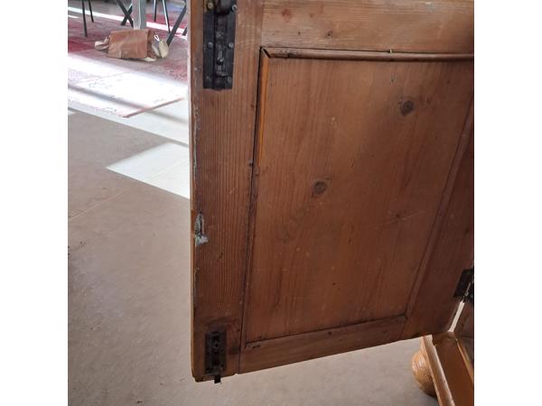 Vintage kast. Heeft buiten onder afdak gestaan. Is nog stevig.