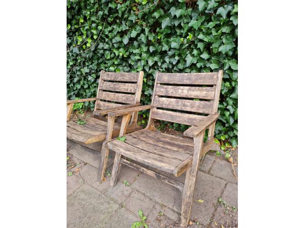 Twee houten tuinstoelen