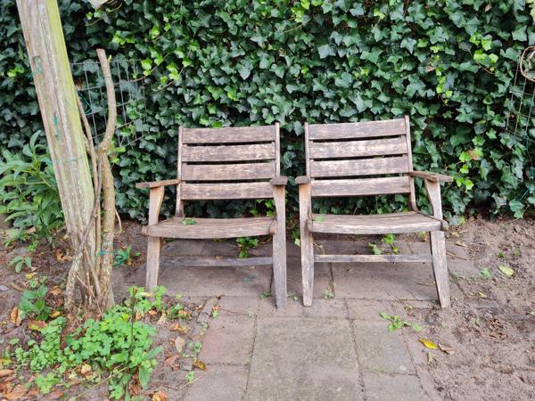 Twee houten tuinstoelen