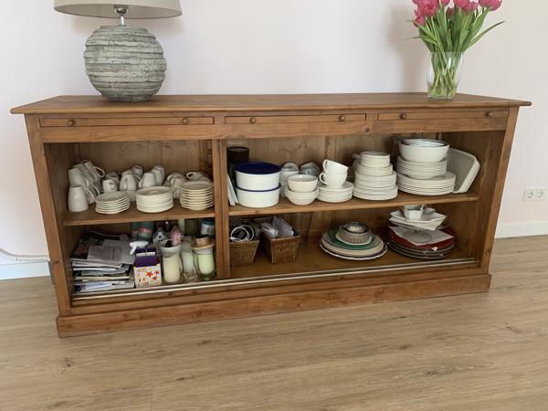 Prachtige servies/opbergkast met schuifdeurtjes