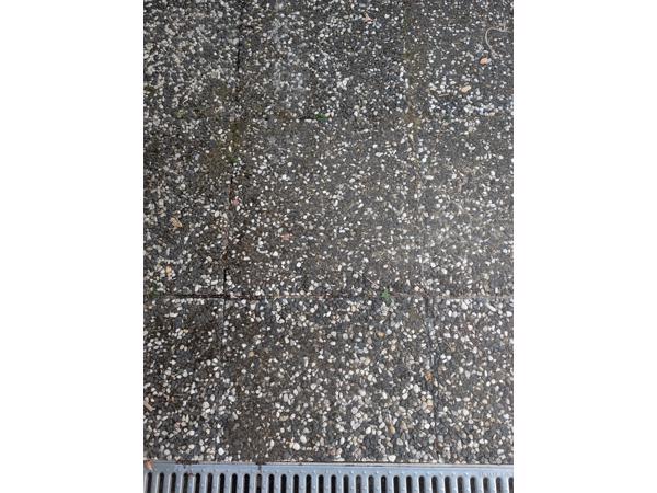 Waaltjes (18m2) en grindtegels (+/- 80 stuks 50x50cm) - al uit de grond