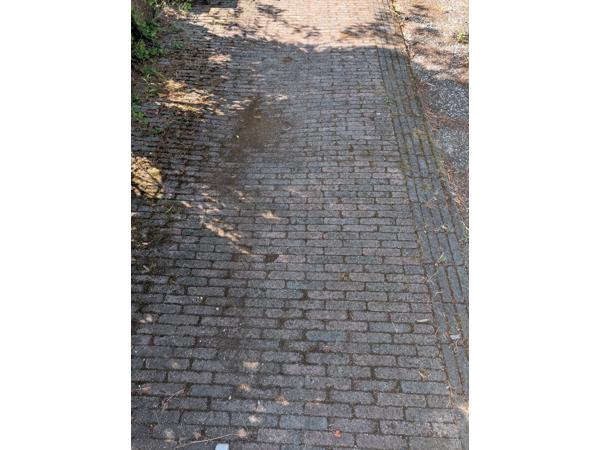 Waaltjes (18m2) en grindtegels (+/- 80 stuks 50x50cm) - al uit de grond