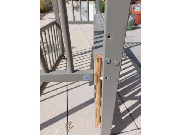 Co-sleeper met gebruikssporen