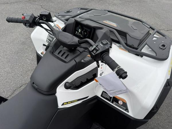 Veiling/ Verkoop van nieuwe, betaalbare Can-Am, Polaris, CFMOTO, Yamaha scooters, UTV's, ATV's en quads