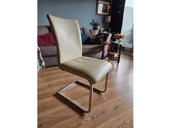 Eetkamerstoelen 4x creme