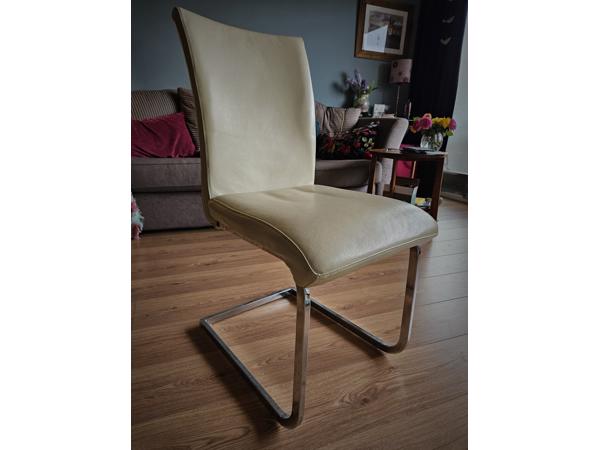 Eetkamerstoelen 4x creme