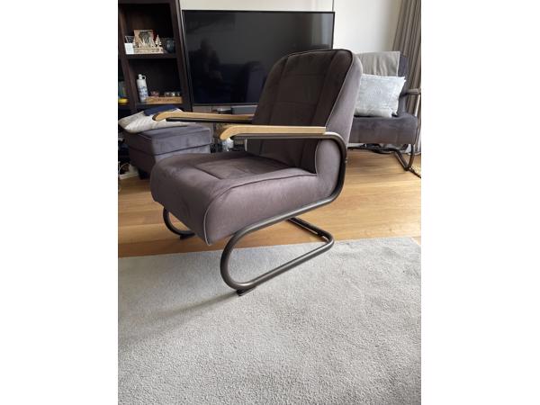 2 stuks fauteuil met houten leuning en stalen frame