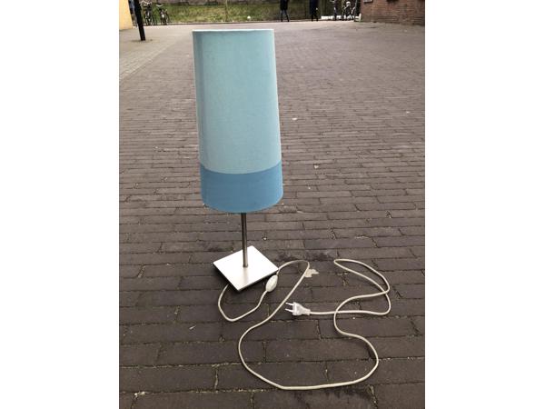 Ikea lamp met blauwe lampenkap in Utrecht Huis en Inrichting