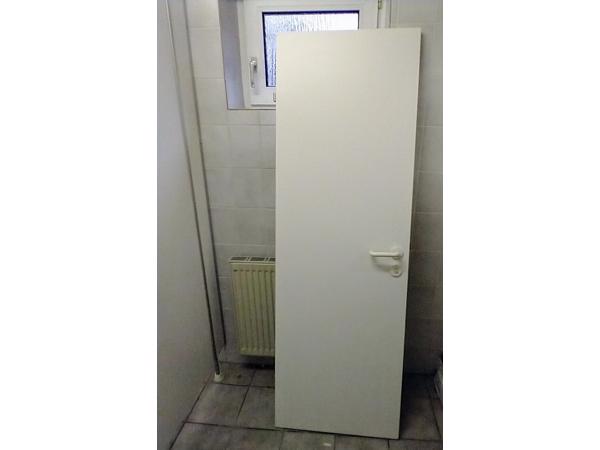 Twee deuren.met kozijnen, tussenwand, wc ruimte