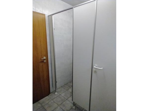 Twee deuren.met kozijnen, tussenwand, wc ruimte