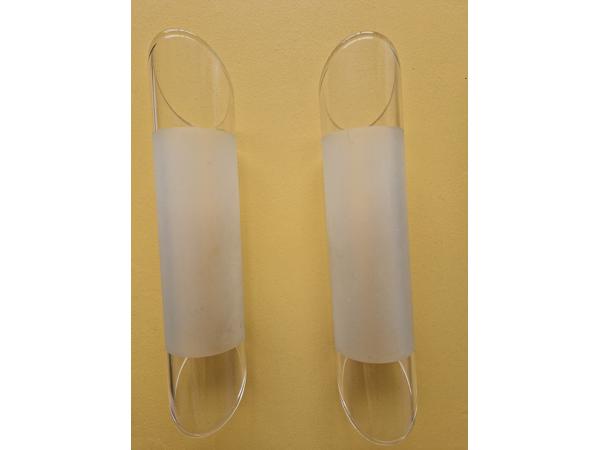 Twee matglazen wandlampen