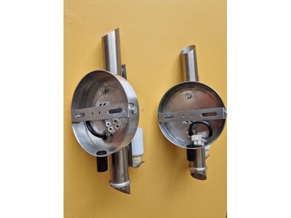 Twee matglazen wandlampen