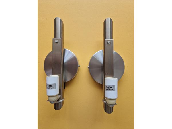 Twee matglazen wandlampen