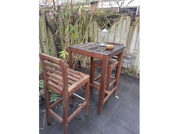 Hoge tuinset / bar set met twee krukken