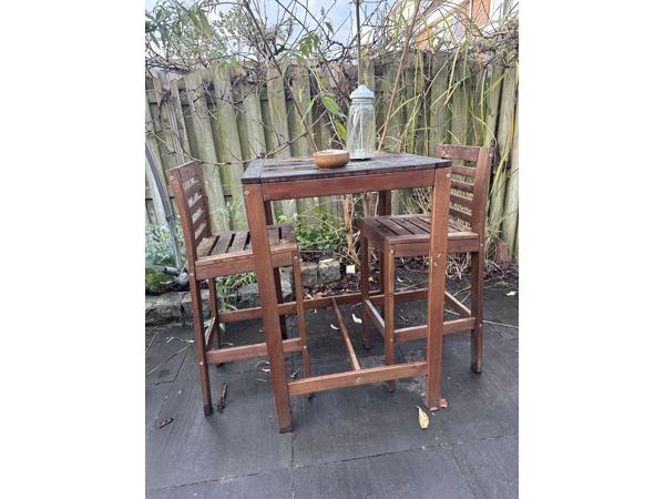 Hoge tuinset / bar set met twee krukken