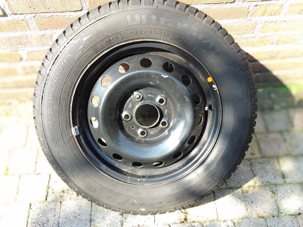 winterbanden 195/65 R15 met velgen met 5 boutgaten