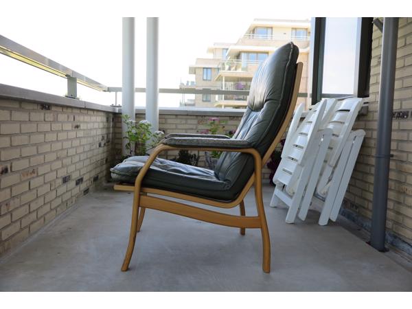 Twee met leder beklede fauteuils