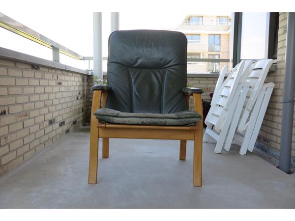 Twee met leder beklede fauteuils