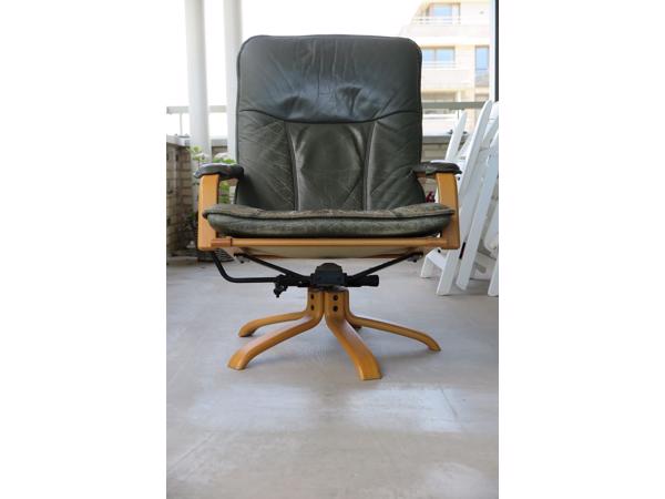 Twee met leder beklede fauteuils