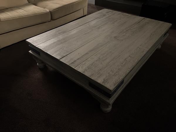 Lage houten salontafel in grijs