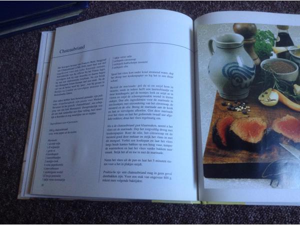 Twee kookboeken één met rundsvlees en één met microgolfoven,