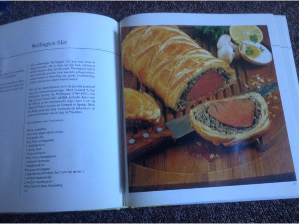 Twee kookboeken één met rundsvlees en één met microgolfoven,
