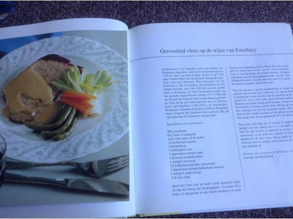 Twee kookboeken één met rundsvlees en één met microgolfoven,