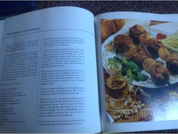 Twee kookboeken één met rundsvlees en één met microgolfoven,