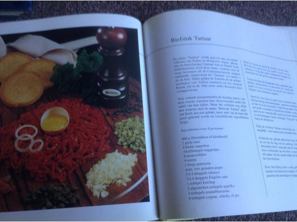 Twee kookboeken één met rundsvlees en één met microgolfoven,