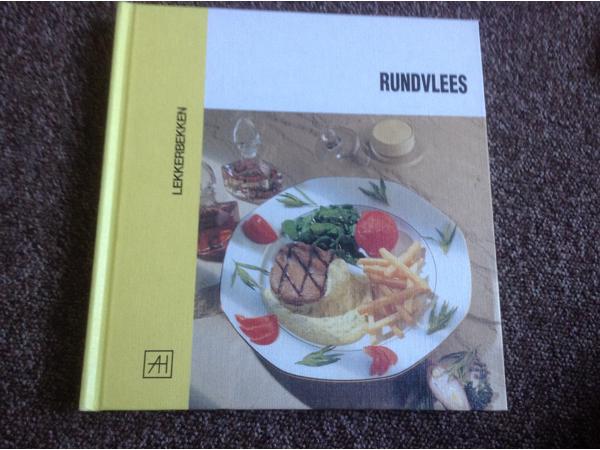 Twee kookboeken één met rundsvlees en één met microgolfoven,