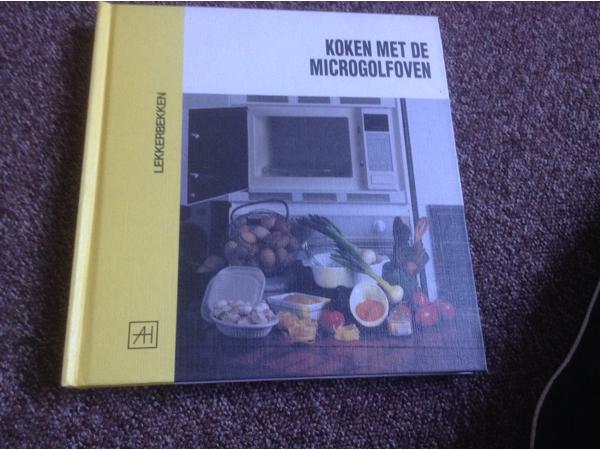 Twee kookboeken één met rundsvlees en één met microgolfoven,