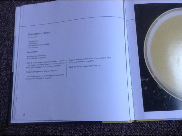 Twee kookboeken één met rundsvlees en één met microgolfoven,