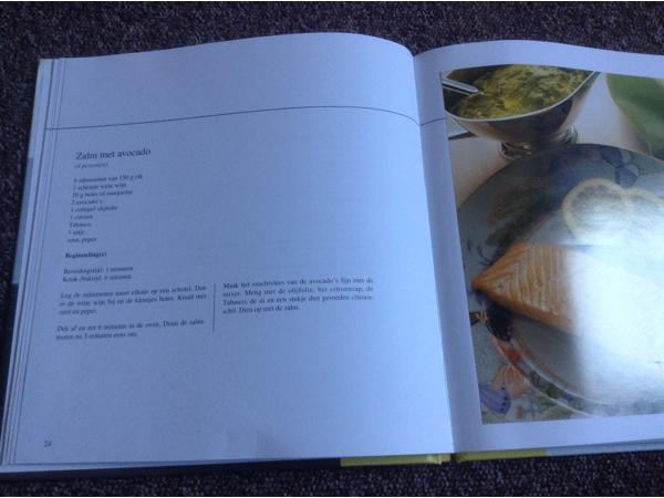 Twee kookboeken één met rundsvlees en één met microgolfoven,